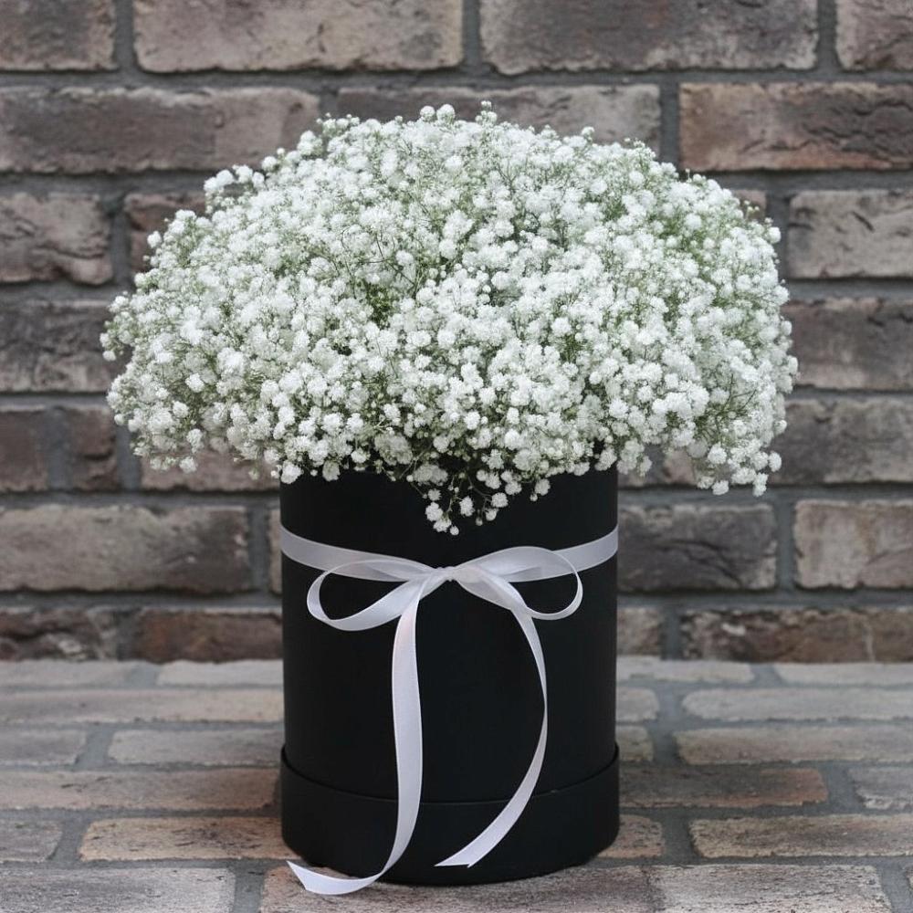 Цветочная композиция из Гипсофила в шляпной коробке в Новоегорьевском