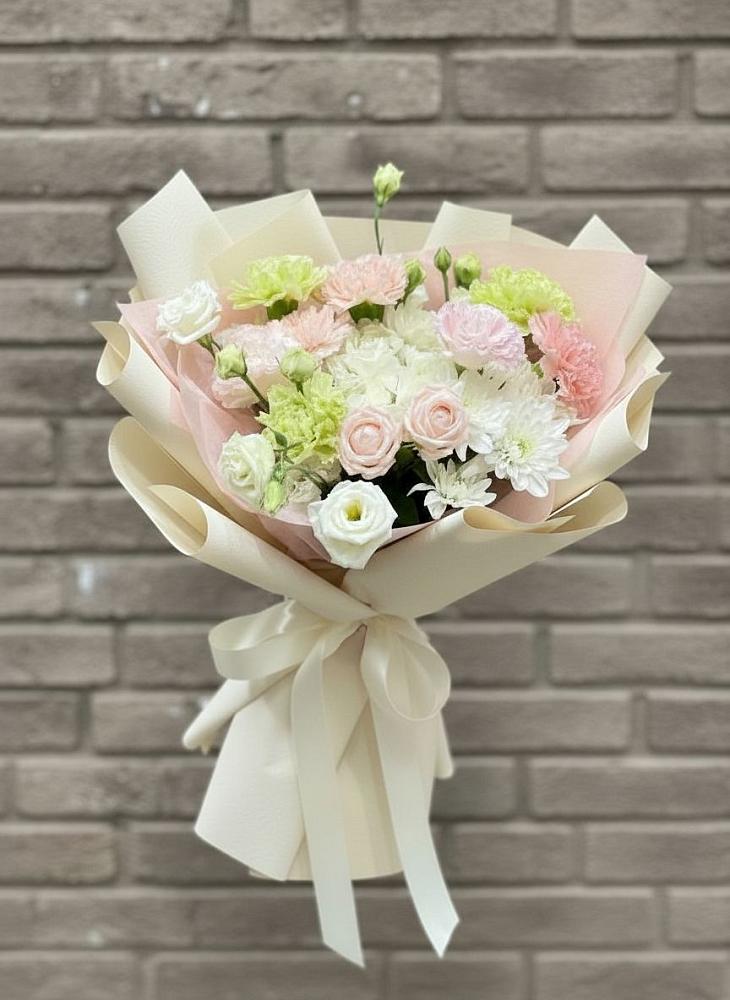 Букет цветов из: Гвоздики, Розы, Лизиантусы и Хризантемы в Новоегорьевском