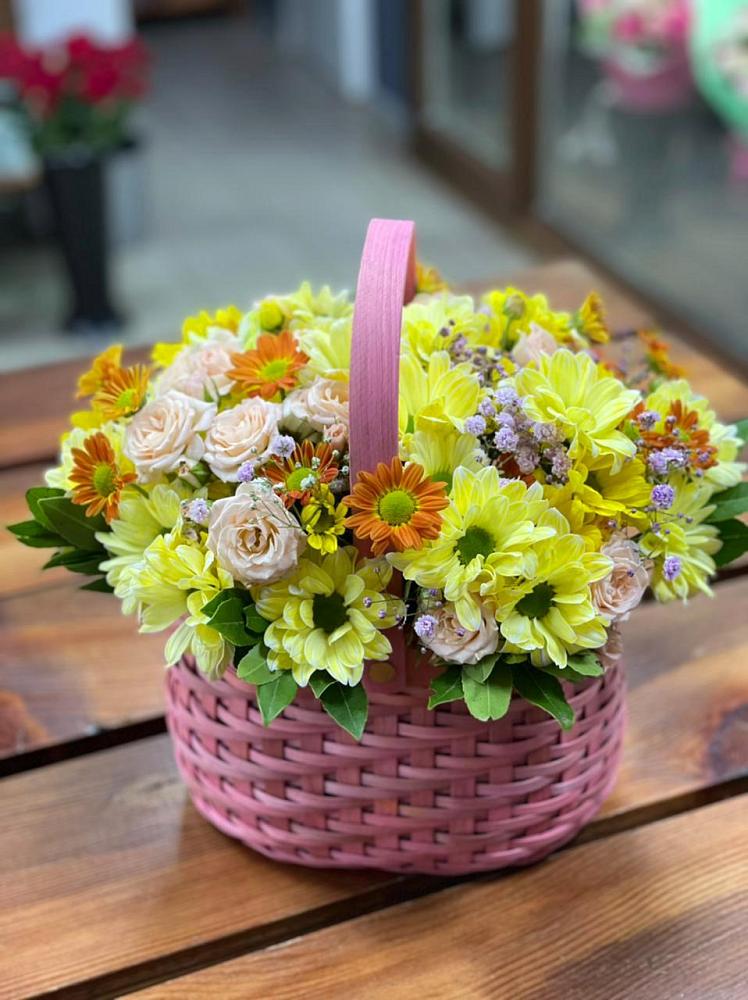 Цветочная композиция из Хризантемы и Розы в корзине в Новоегорьевском