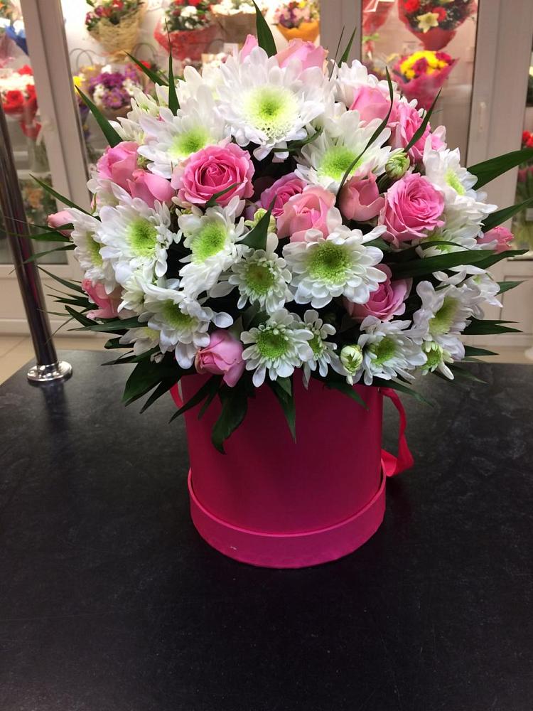 Цветочная композиция из Розы и Хризантемы в шляпной коробке в Новоегорьевском