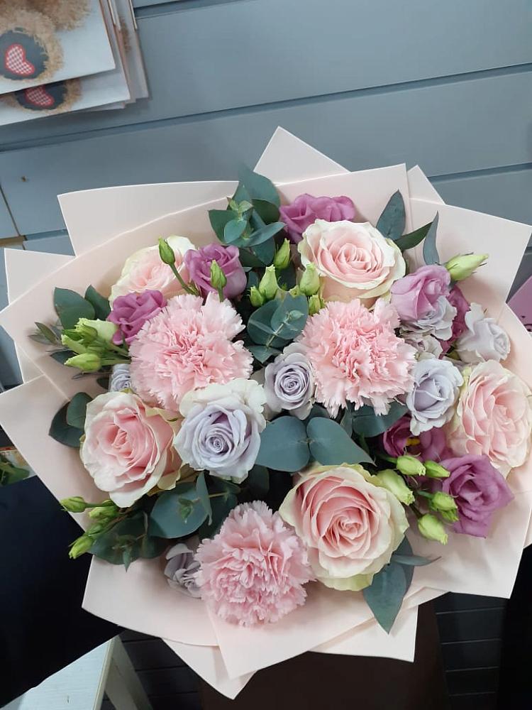 Букет цветов из: Розы, Гвоздики и Лизиантусы в Новоегорьевском